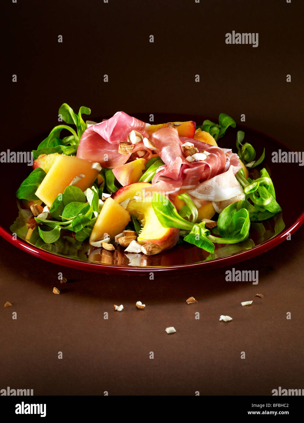 Pfirsich und Melone Salat mit Parmaschinken (Prosciutto), Mandeln und ...