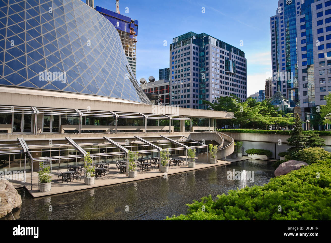 Landschaft im Wandel der Innenstadt von Toronto. Roy Thomson Hall in der vordersten Reihe, gebaut Ritz Carlton im Hintergrund. Stockfoto