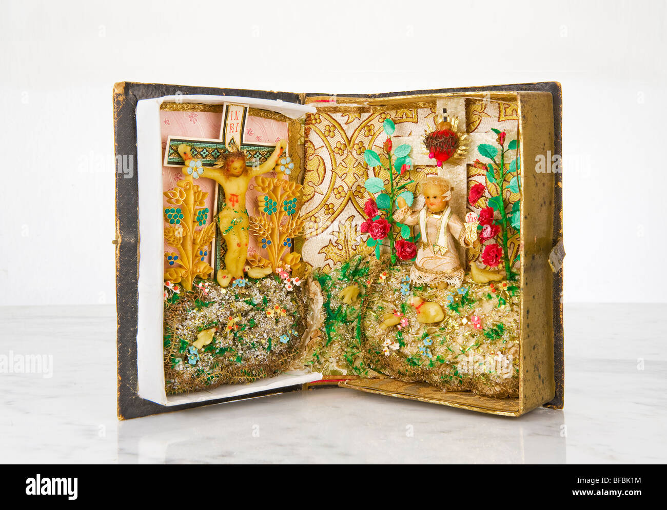 Altar in eine alte Familienbuch antik antike Religion religiöse Religiosität Frömmigkeit wertvolle kostbare Frömmigkeit alte Papier Wachs Stockfoto