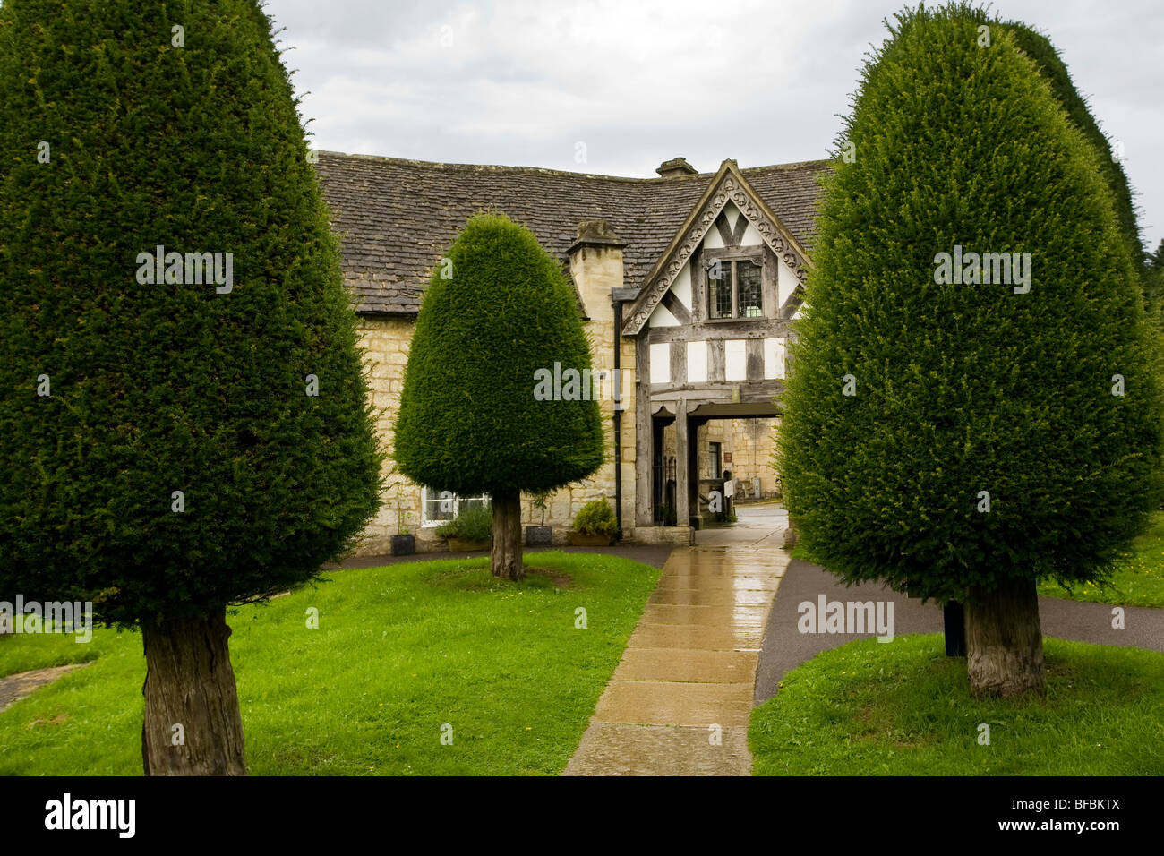 Lychgate und Eiben an Str. Marys Kirche Painswick, Gloucestershire Stockfoto