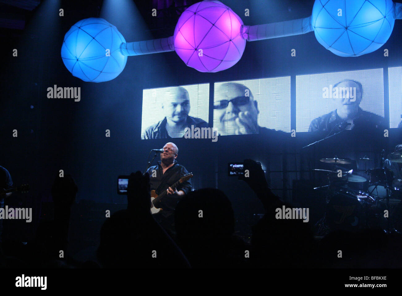 Die Pixies spielen live im Hollywood Palladium, Projektionsfläche ihrer Gesichter hinter ihnen auf der Bühne, Doolittle-Reunion-tour Stockfoto