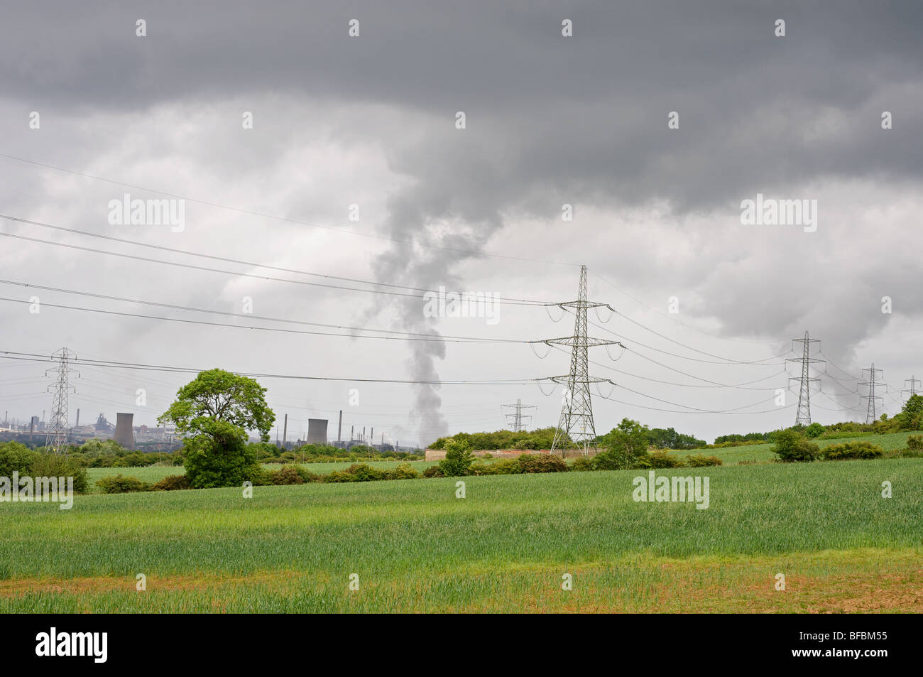 Rauch aufsteigen von der Schwerindustrie, Middlesbrough, Cleveland, North East England. Stockfoto