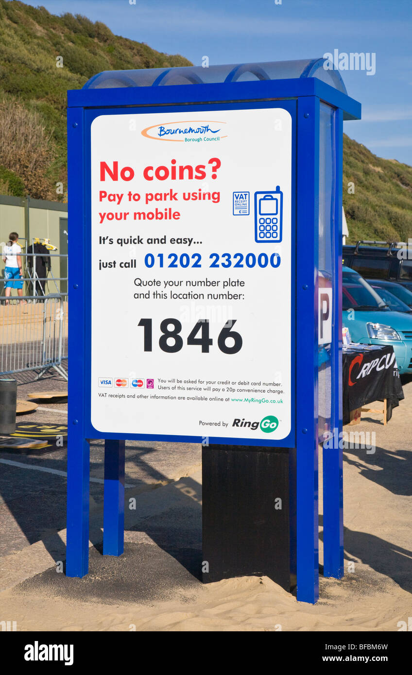 Parkplatz Maschine beachten. Parkschein mit einer Kreditkarte mit einem Mobiltelefon bezahlen. Bournemouth direkt am Meer. Dorset. VEREINIGTES KÖNIGREICH. Stockfoto