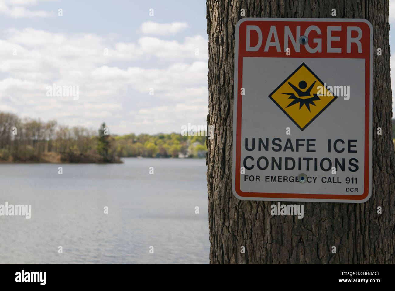 unsichere Eis Bedingungen Warnschild mit See im Hintergrund Stockfoto