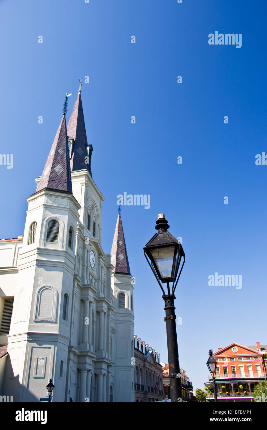 St. Louis Cathedral und Laterne am Jackson Square von New Orleans Stockfoto