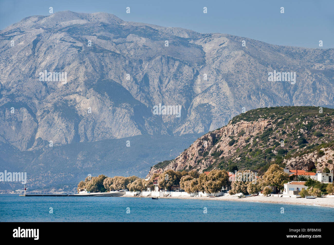 Blick entlang ein Strand, ein riesiger Berg auf einer griechischen Insel Stockfoto