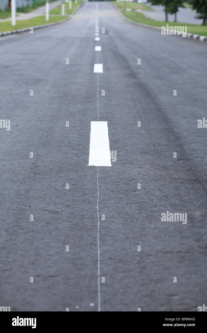 Autobahn auf Straße zur Tageszeit Stockfoto