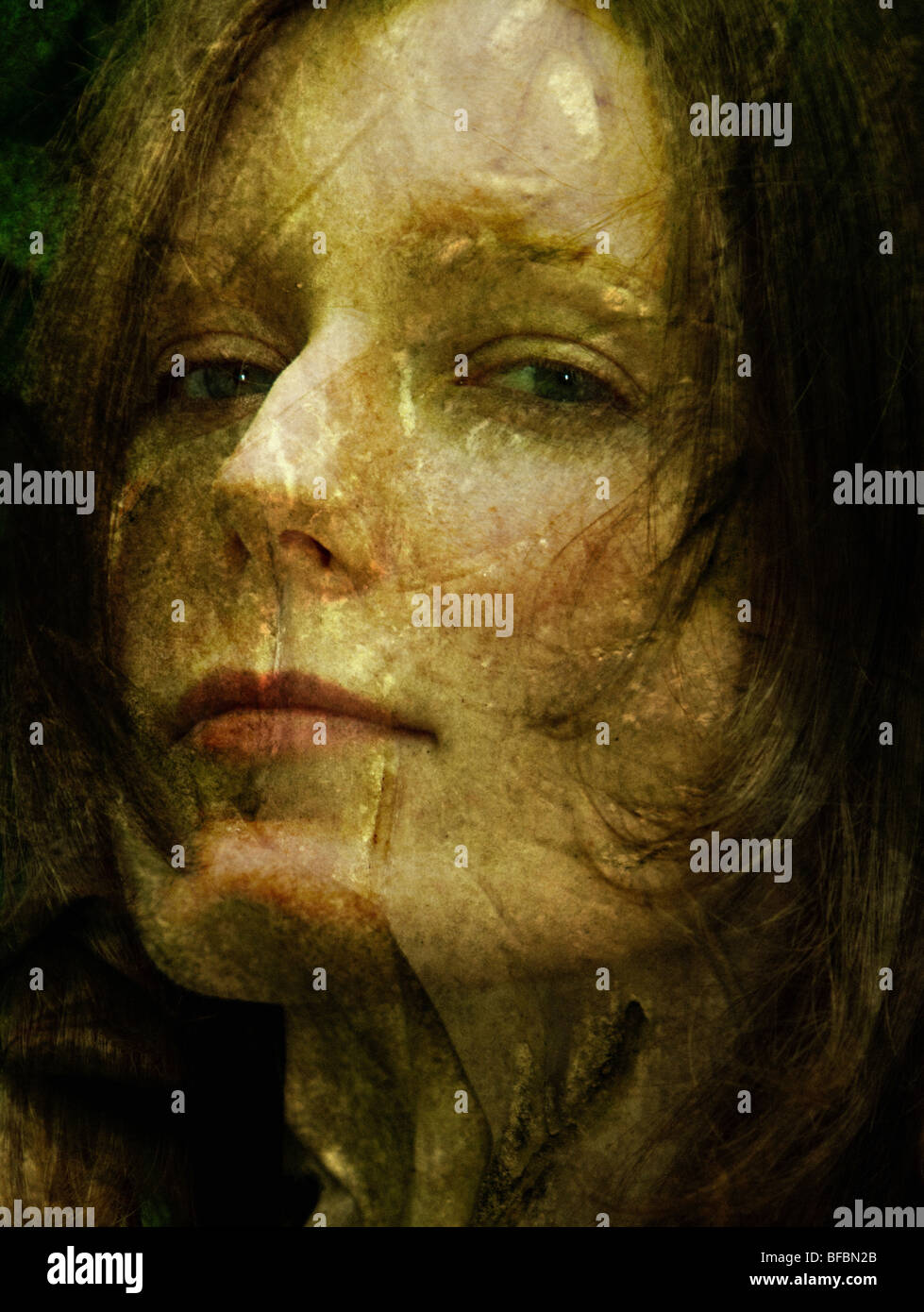 Verzerrt zuversichtlich Gesicht junge Frau digitale fotografische Kunst Montage aus der Indigomoods Sammlung kreativer composites Stockfoto