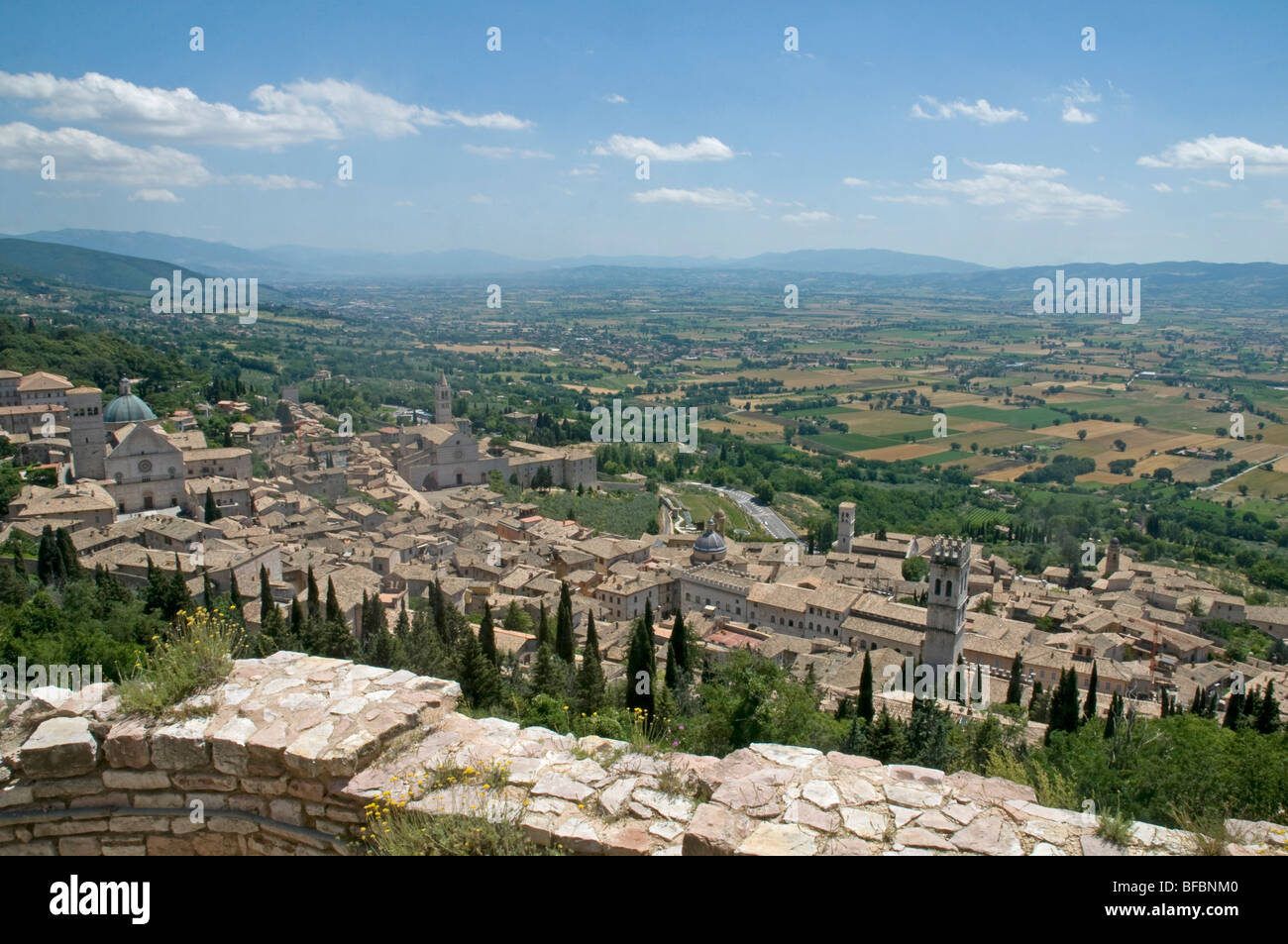Blick über Assisi, Italien, von den Wänden des Rocca Maggiore Stockfoto