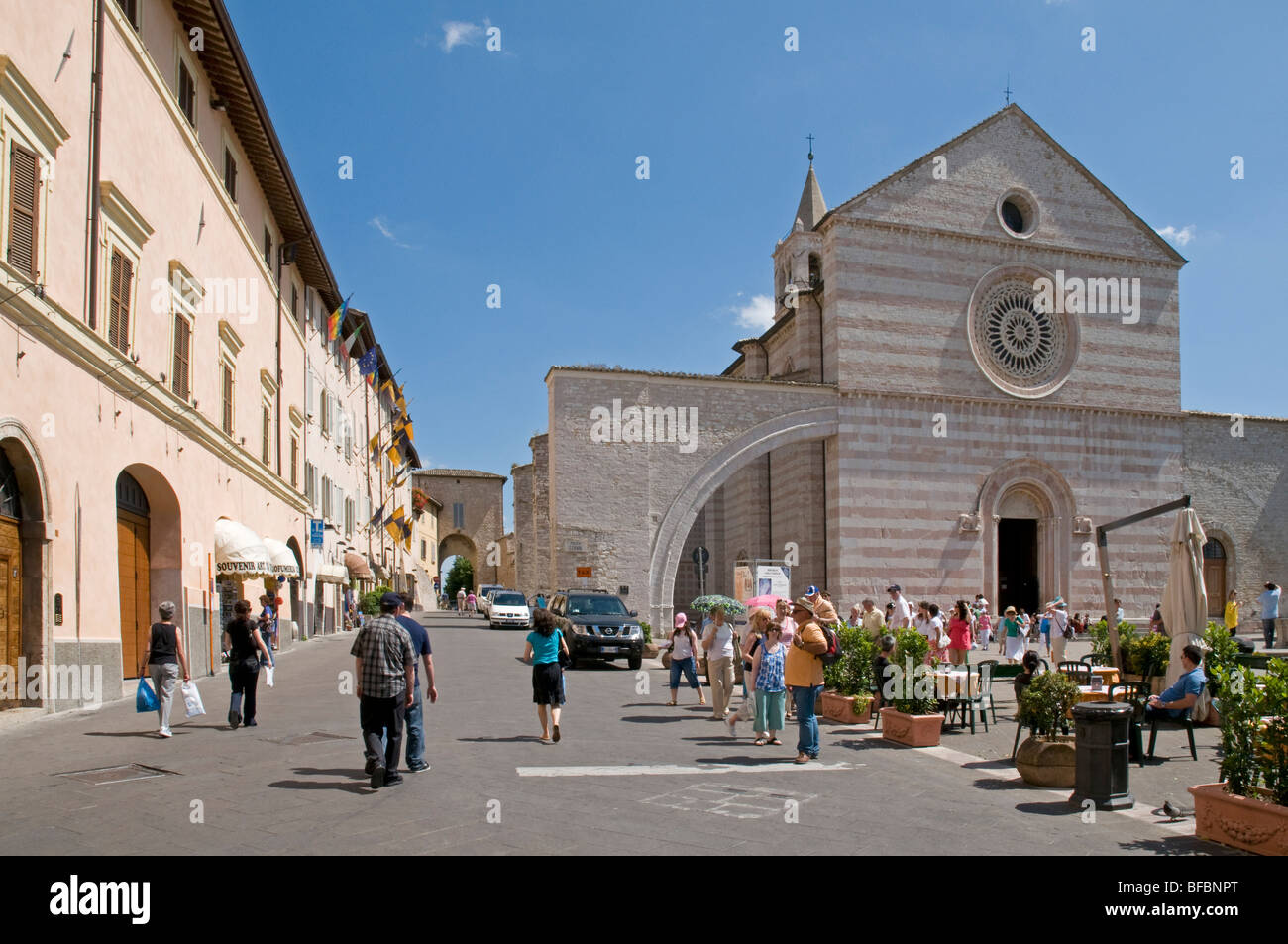 Basilica di Santa Chiara und Piazza Santa Chiara in Assisi Italien Stockfoto