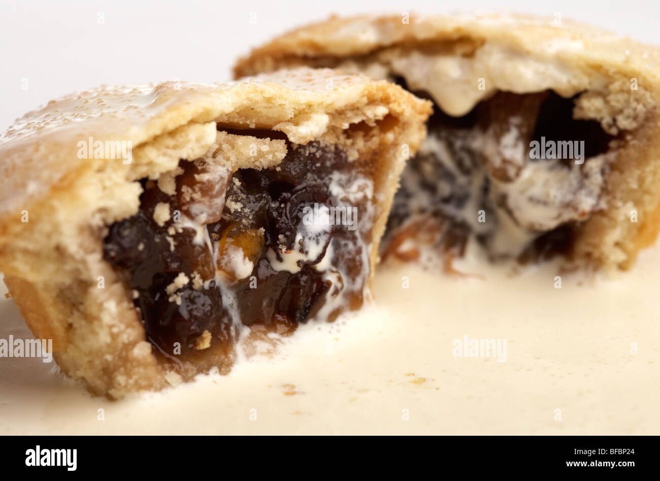Mince Pies in Scheiben geschnitten mit frischer Sahne Stockfoto