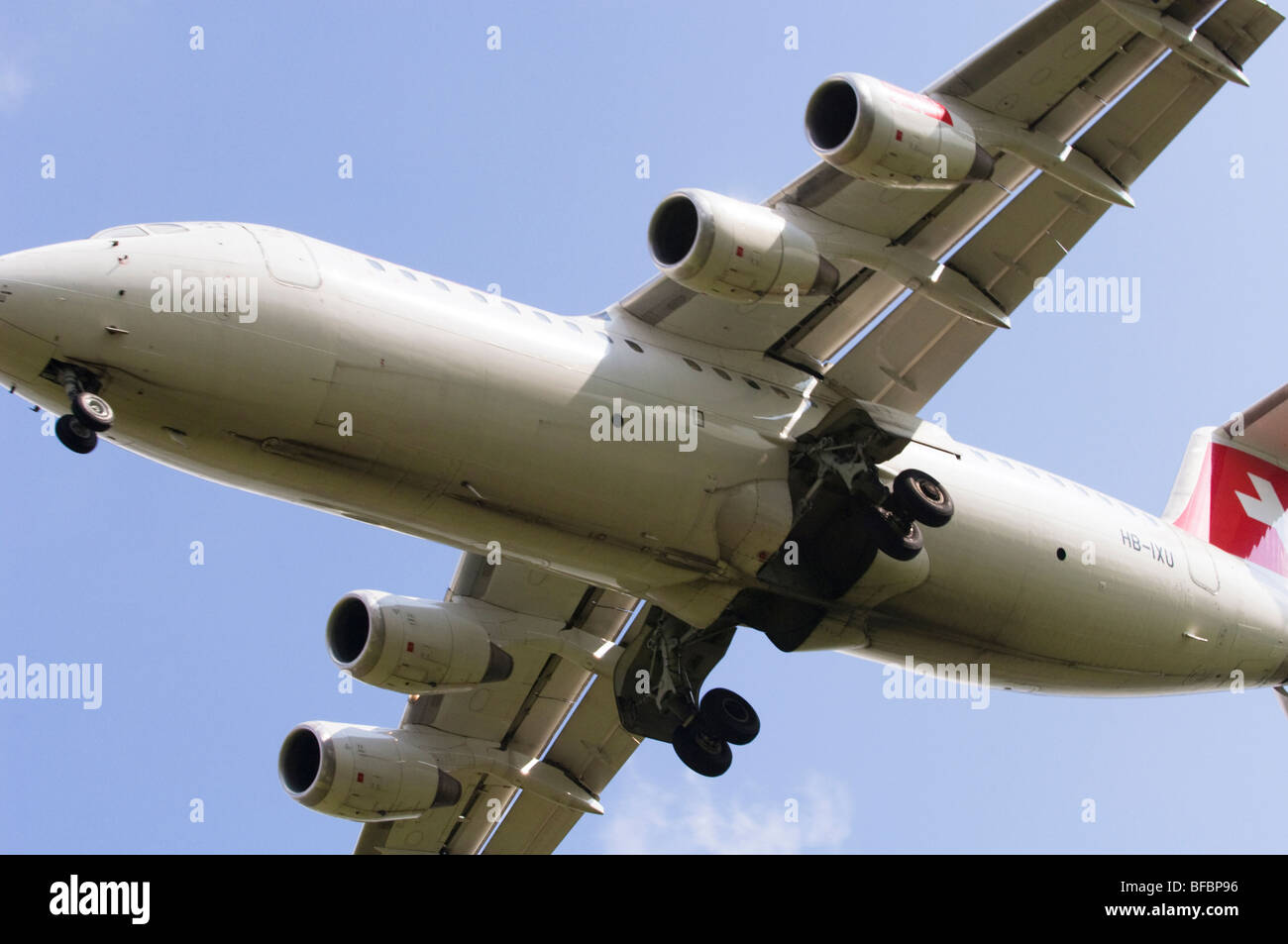 Avro RJ100 Landeanflug am Flughafen Birmingham von Swiss International Air Lines operiert Stockfoto