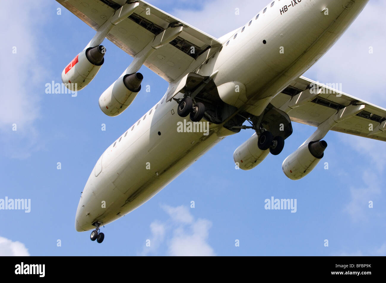 Avro RJ100 Landeanflug am Flughafen Birmingham von Swiss International Air Lines operiert Stockfoto
