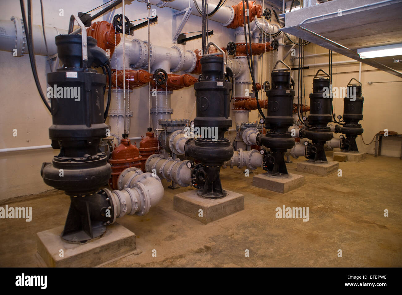 Tauchpumpe Abwasserpumpe eingebaut in einen ausgetrockneten Brunnen. Stockfoto