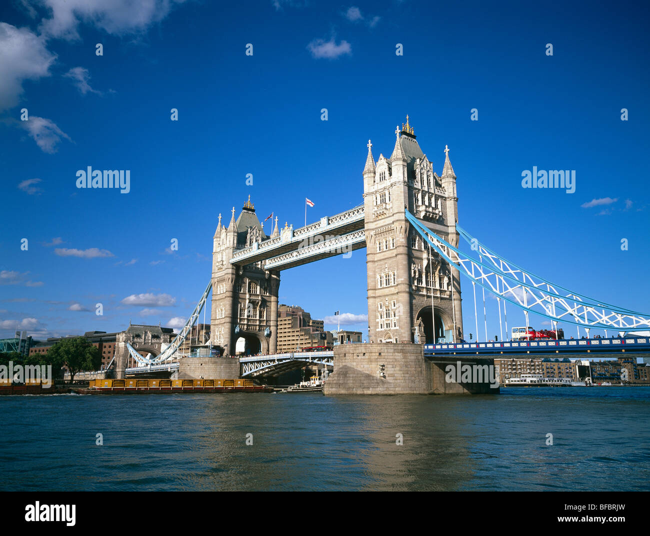 6x4.5cm. London Town, Tower Bridge mit doppelter Decker bus Stockfoto