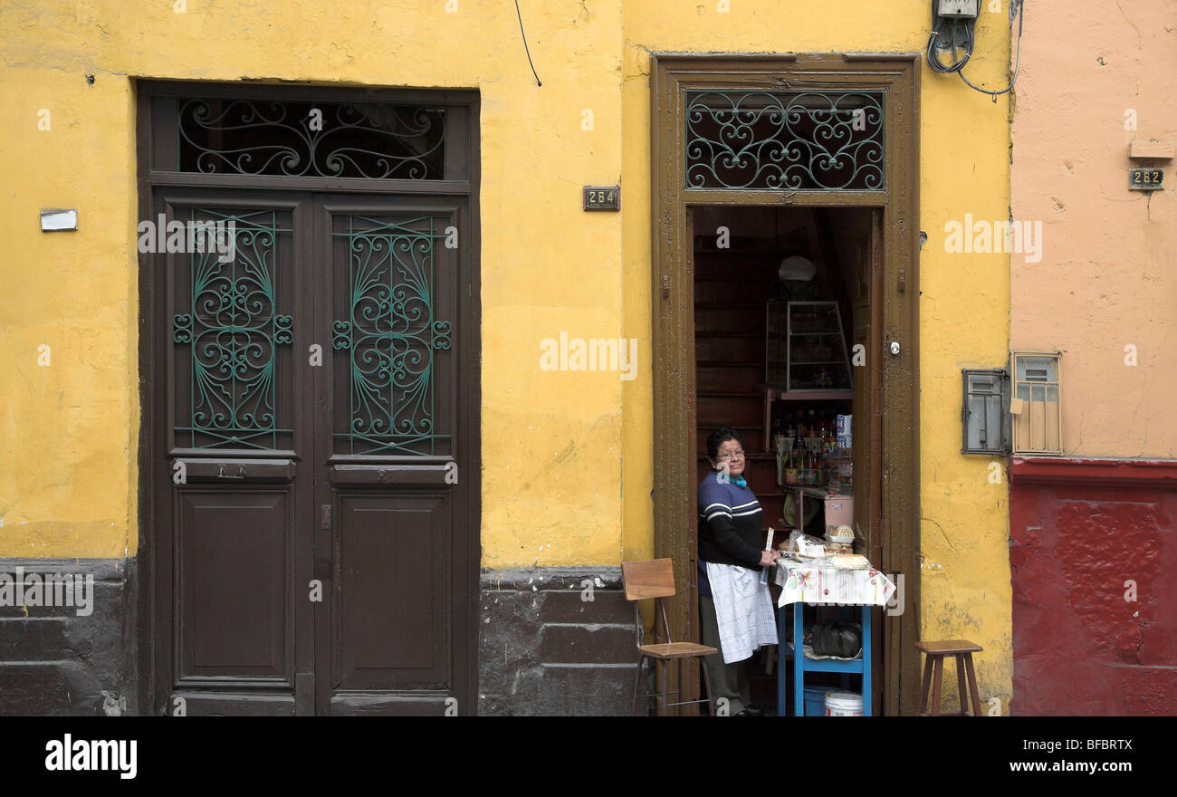 Lima, Peru, Straße in der Nähe der Plaza de Armas oder Plaza Mayor: eine Frau in einer Straße, die Lebensmittel verkaufen Stockfoto