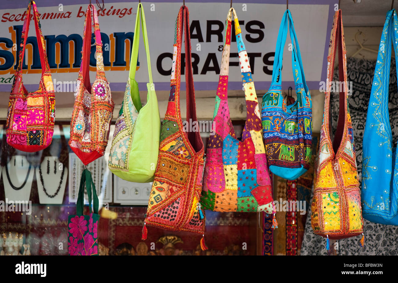 Bunte indische Fabric patchwork Umhängetaschen hängen an der Vorderseite von einem Shop in Indien Stockfoto