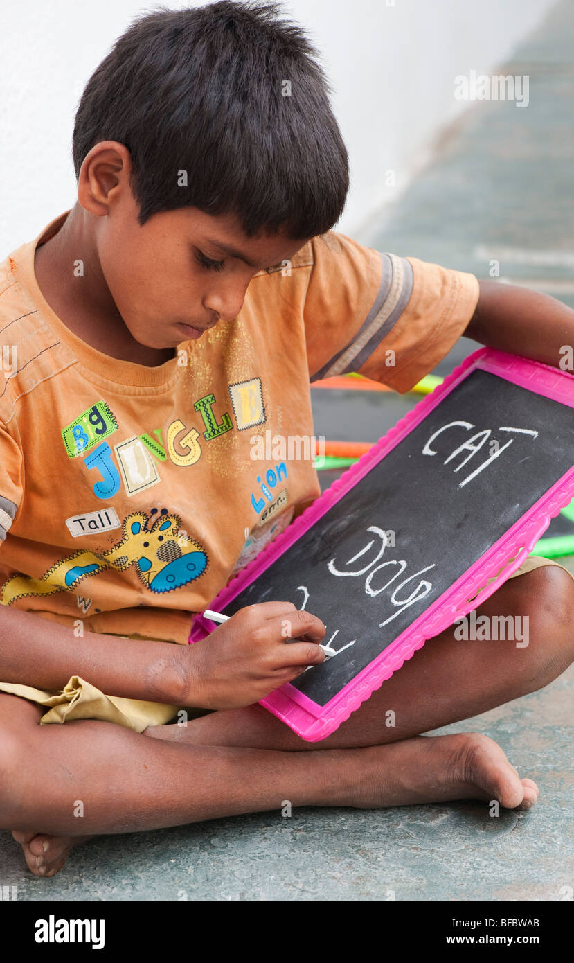 Ländlichen indischen Schüler Englisch schreiben, auf einem schwarzen Brett. Indien. Selektiver Fokus Stockfoto