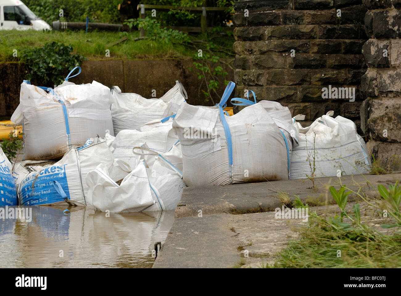Große Sandsäcke verwendet, um Überschwemmungen zurück Stockfoto