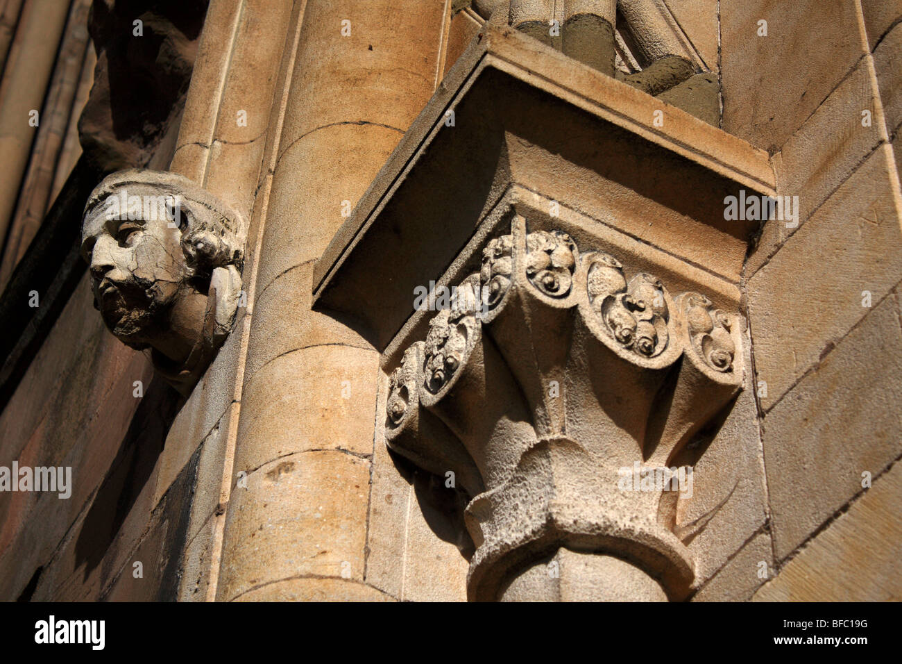 Geschnitzten Details der Kathedrale von Worcester, mit geschnitzten Kapitellen und mittelalterliche Wasserspeier, die stolz über dem Fluss. Stockfoto