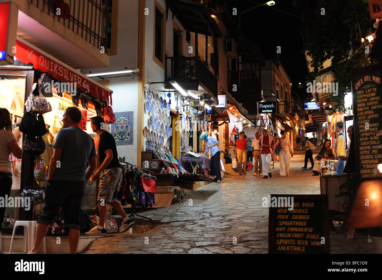 Eines der wichtigsten Einkaufsstraßen im Zentrum von Kalkan in der Nacht Stockfoto