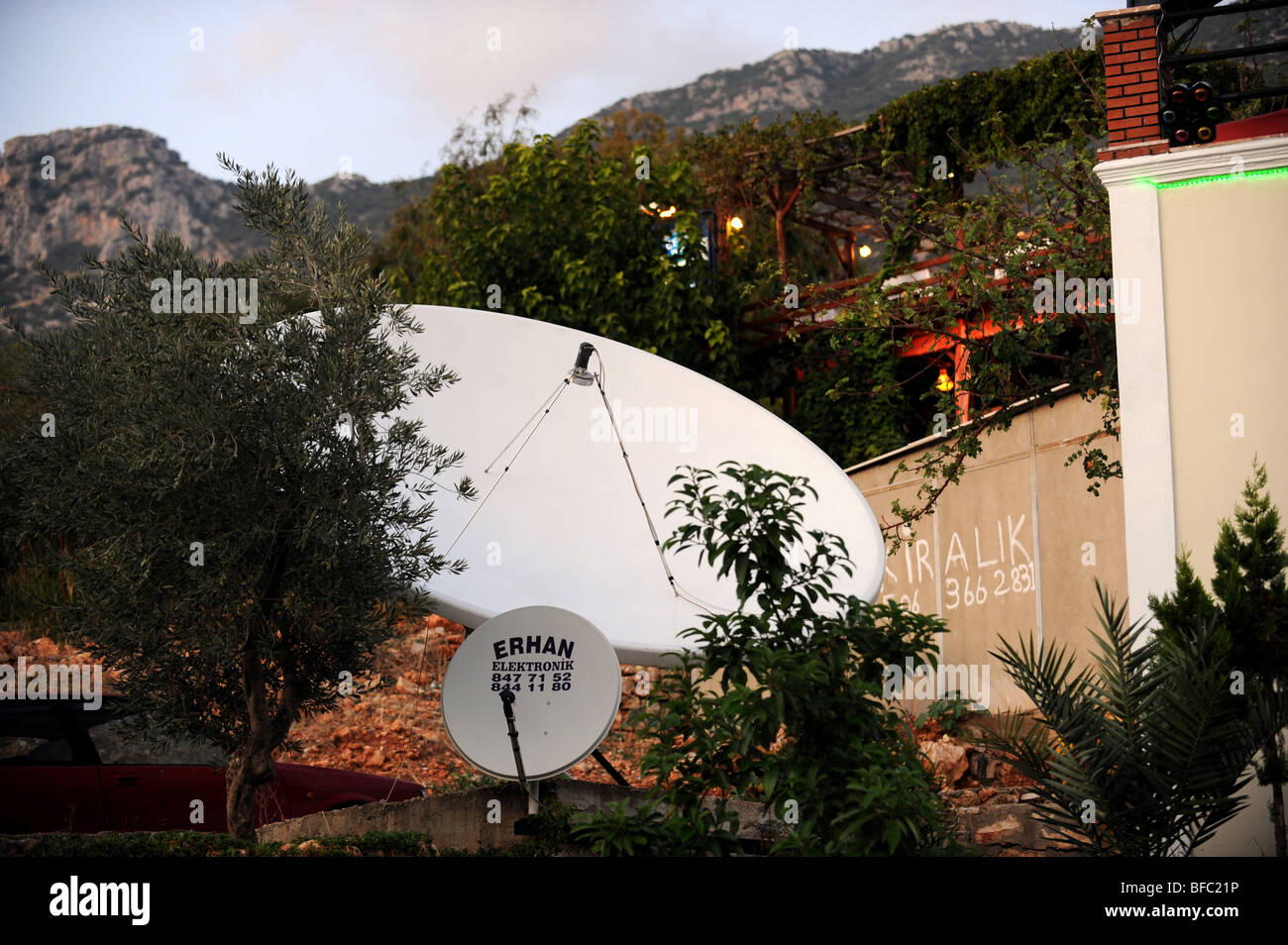 Satellitenschüsseln außerhalb eines Hotels in Kalkan Stockfoto