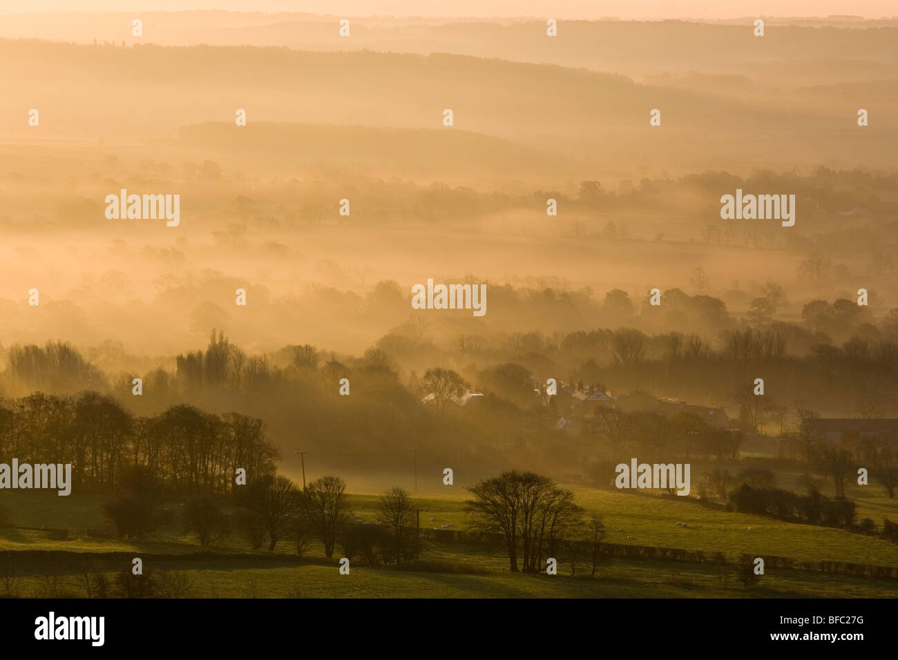 Sonnenaufgang und Nebel füllt sich das Tal von Wharfedale in North Rigton in der Nähe von Harrogate in North Yorkshire, Großbritannien Stockfoto