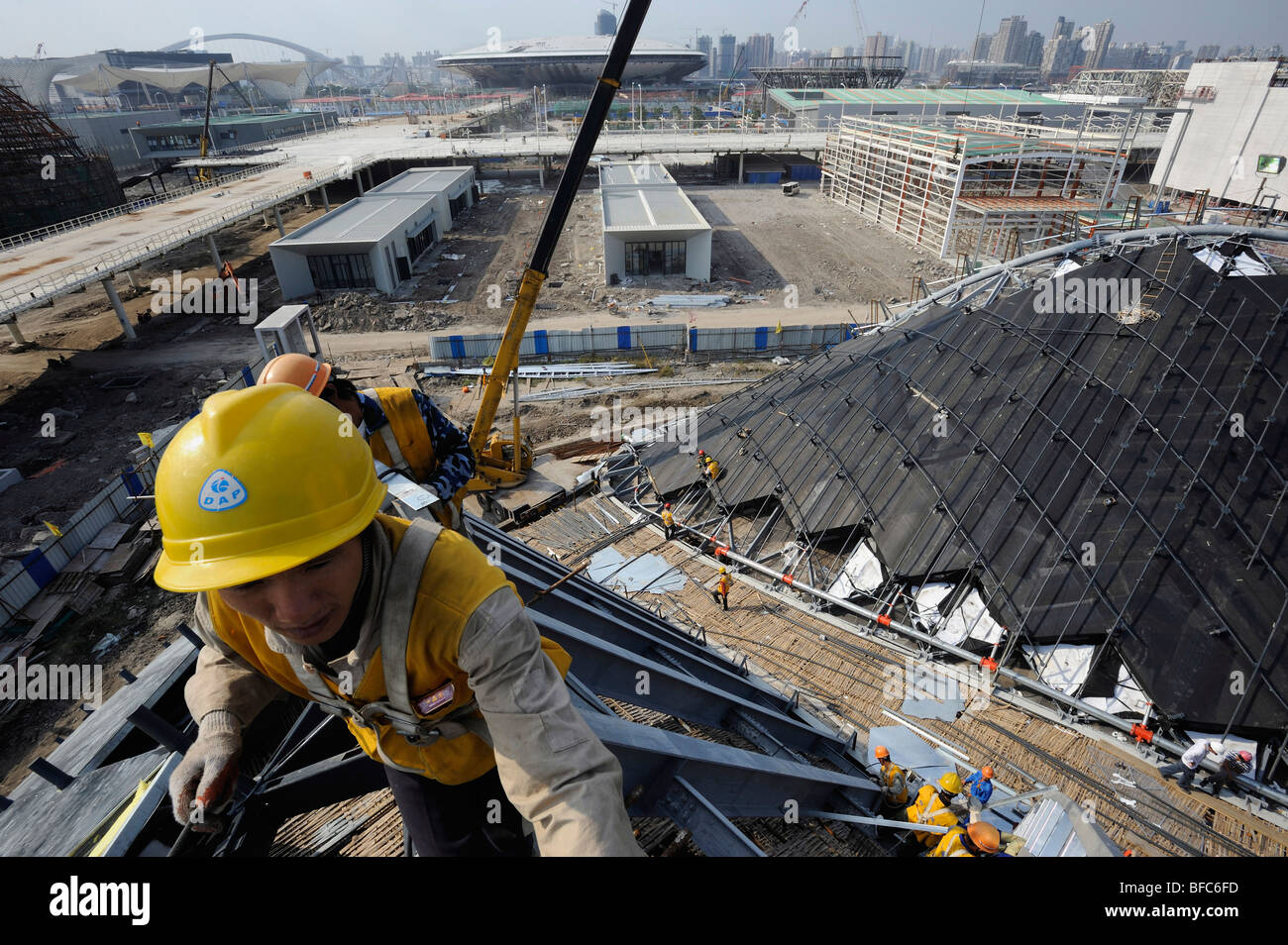 Chinesische Arbeiter auf der Baustelle der World Expo 2010 in Shanghai, China. 15. Oktober 2009 Stockfoto