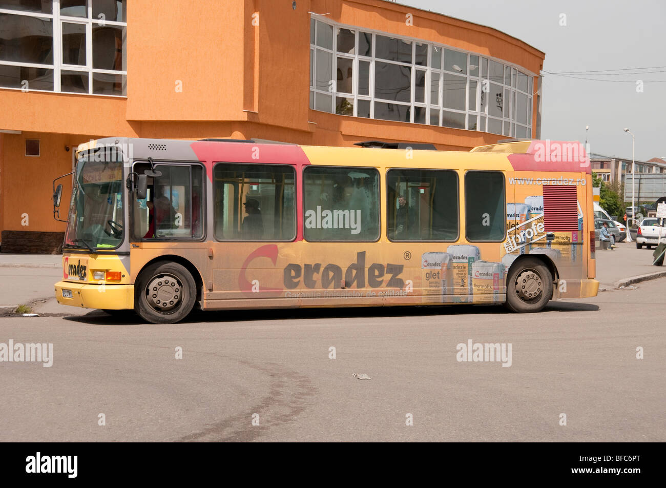 Gelber Bus öffentliche Verkehrsmittel am Bahnhof in Deva Rumänien und Osteuropa Stockfoto