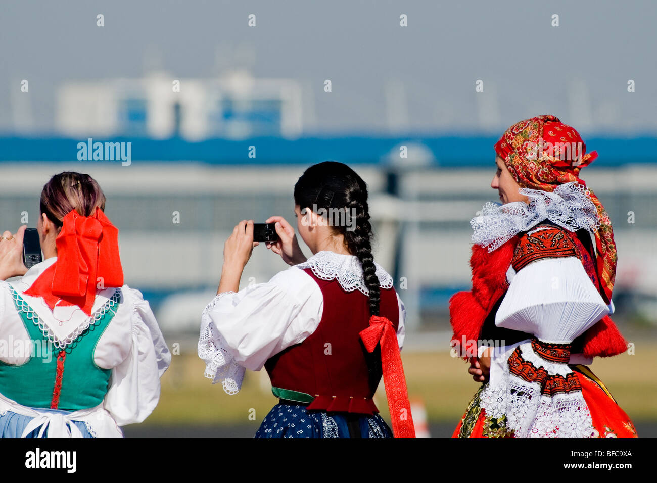 Tschechen tragen Tracht warten auf den Papst Benedict XVI auf dem Flughafen Prag, 26. September 2009. Stockfoto