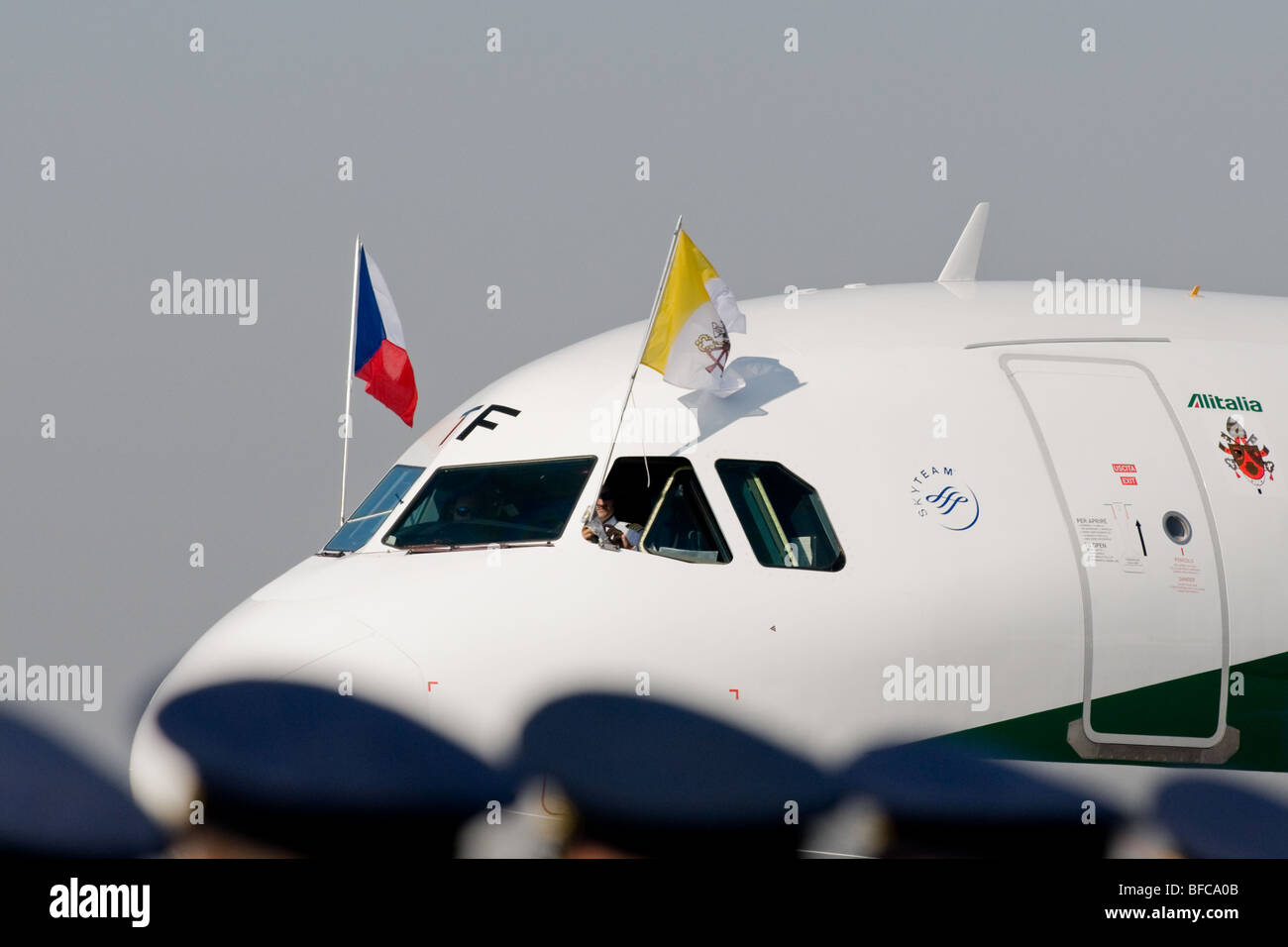 Das Flugzeug mit Papst Benedict XVI an Bord landet auf dem Flughafen Prag, 26. September 2009. Stockfoto