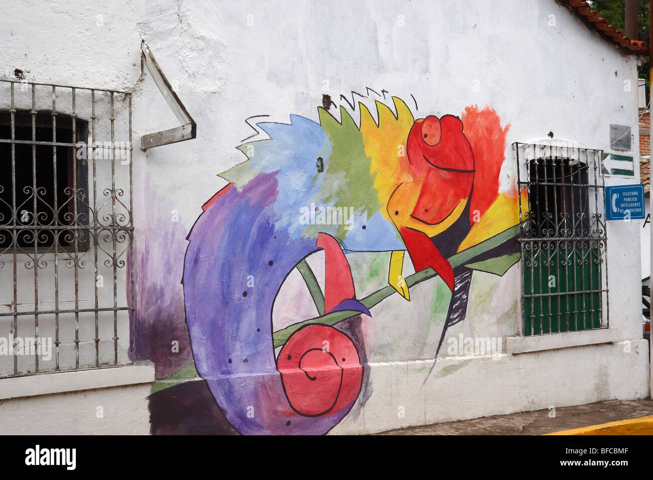 Dekorative Malerei ein Chamäleon an der Außenwand eines Balkens in Ajijic, Mexiko. Stockfoto