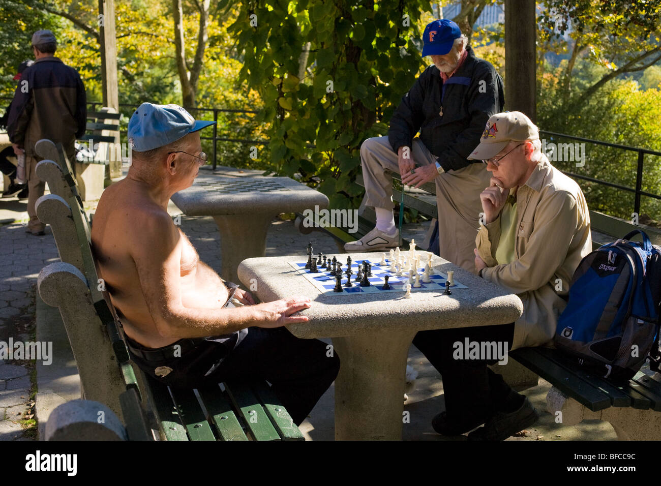 Männer spielen im Schach und Dame Pavillon, milden Herbsttag, Central Park, New York City Stockfoto