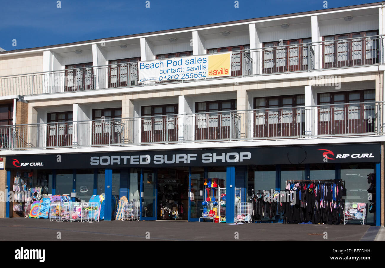 Sortiert Surf Shop in der Nähe von Europas ersten Artifiicial Surfen Riff in Boscombe-Bournemouth-Dorset unter neuen Strand-pods Stockfoto