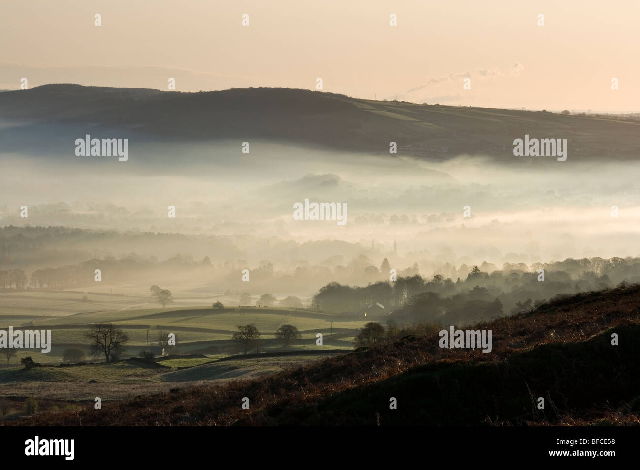 Sonnenaufgang und Nebel füllt das Tal Wharfedale.  Ein Blick von Ilkley Moor in West Yorkshire, England Stockfoto