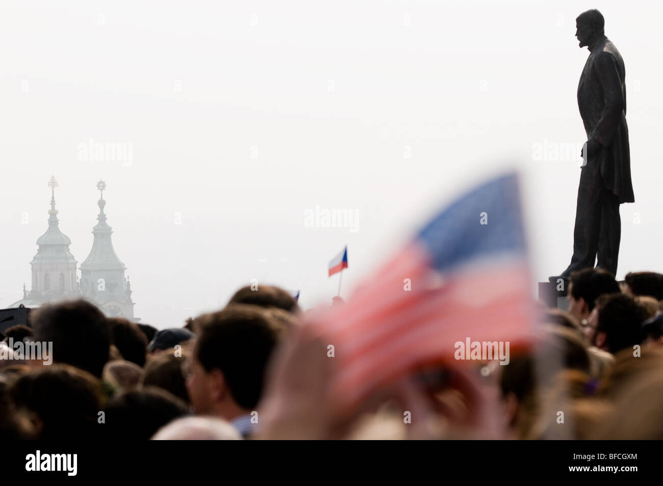 Menschen warten auf die US-Präsident Barack Obama-Rede auf der Prager Burg in Prag, 4. April 2009. Stockfoto