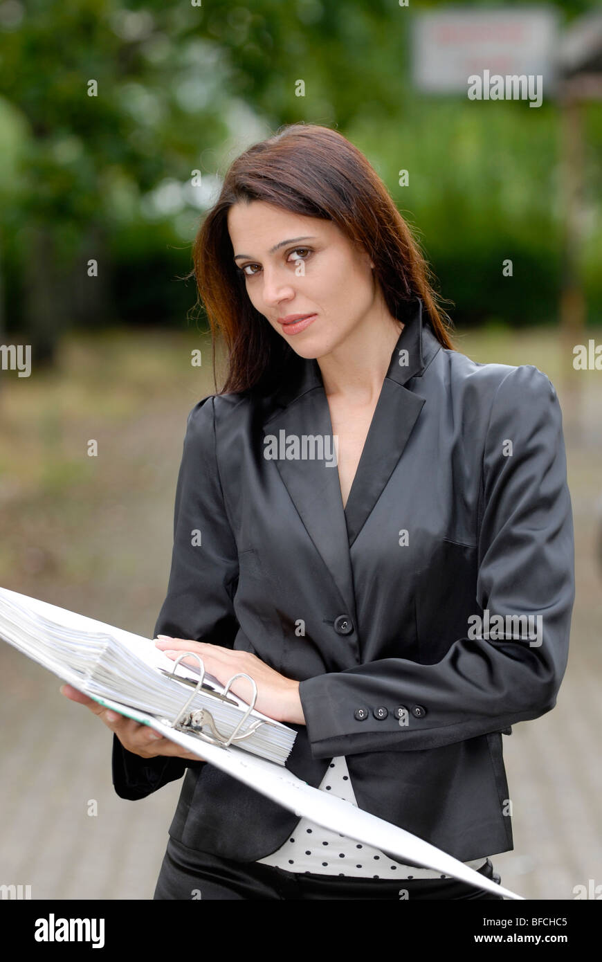 Junge Frau mit Datei-Ordner Stockfoto