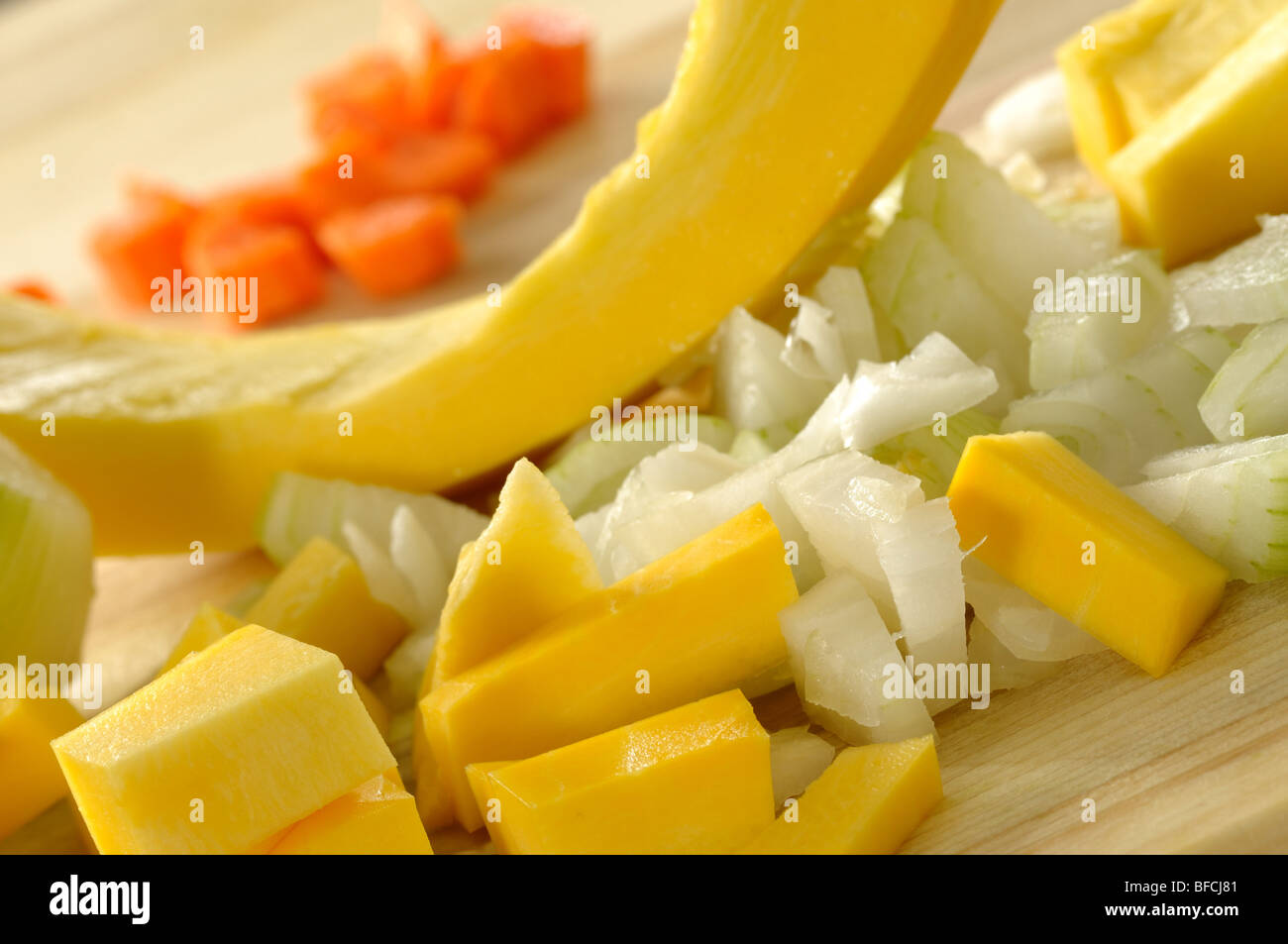 Gemüse schneiden und vorbereitet für Kürbissuppe Stockfoto