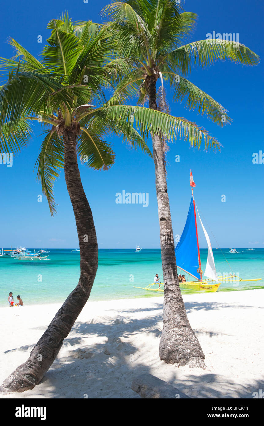 Zwei Palmen und Segelboot Boracay; Die Visayas; Philippinen. Stockfoto