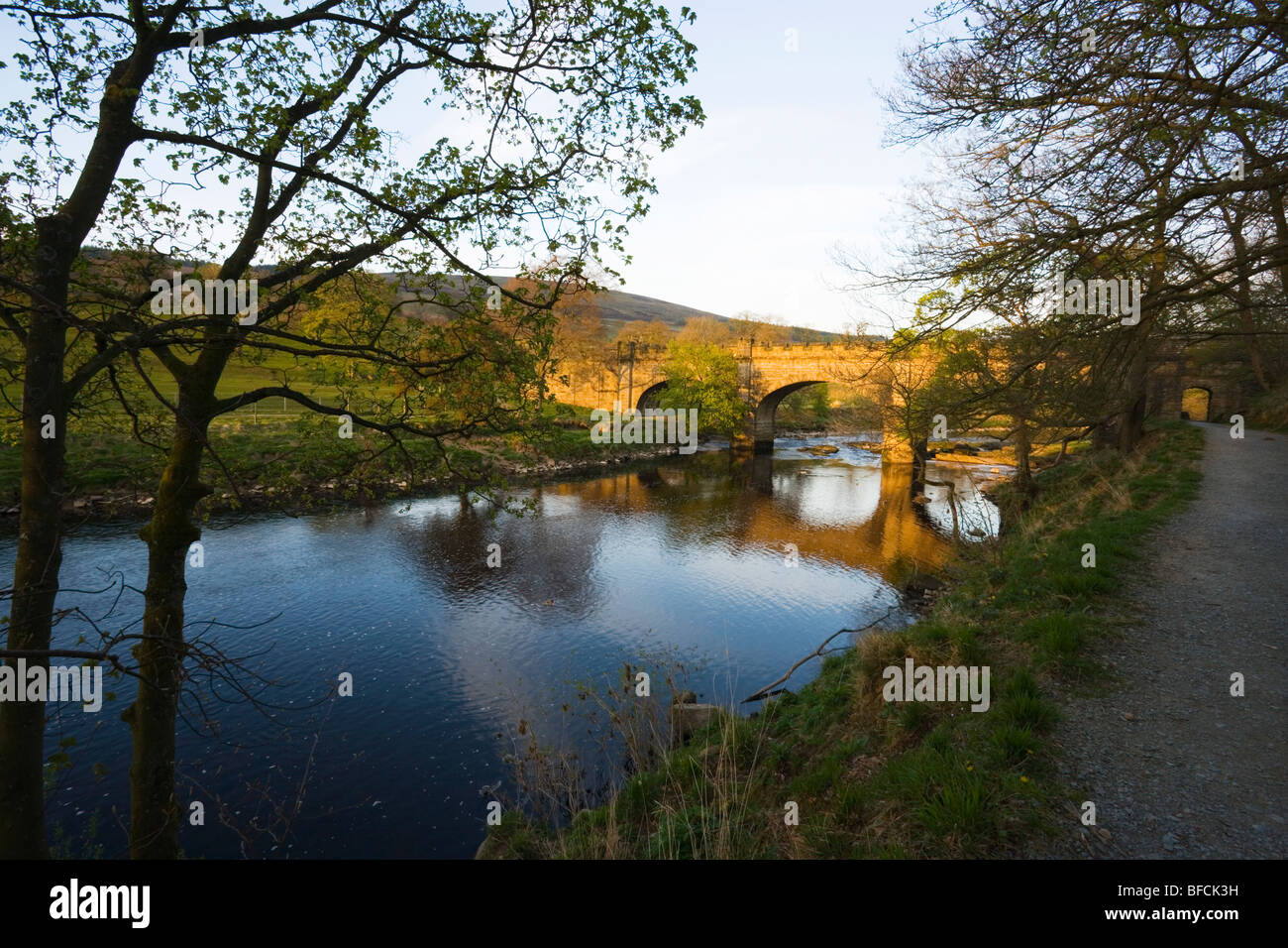 Sonnenbeschienenen Brücke über den Fluß Wharfe auf Bolton Abbey Estate in Wharfedale in Yorkshire, Stockfoto