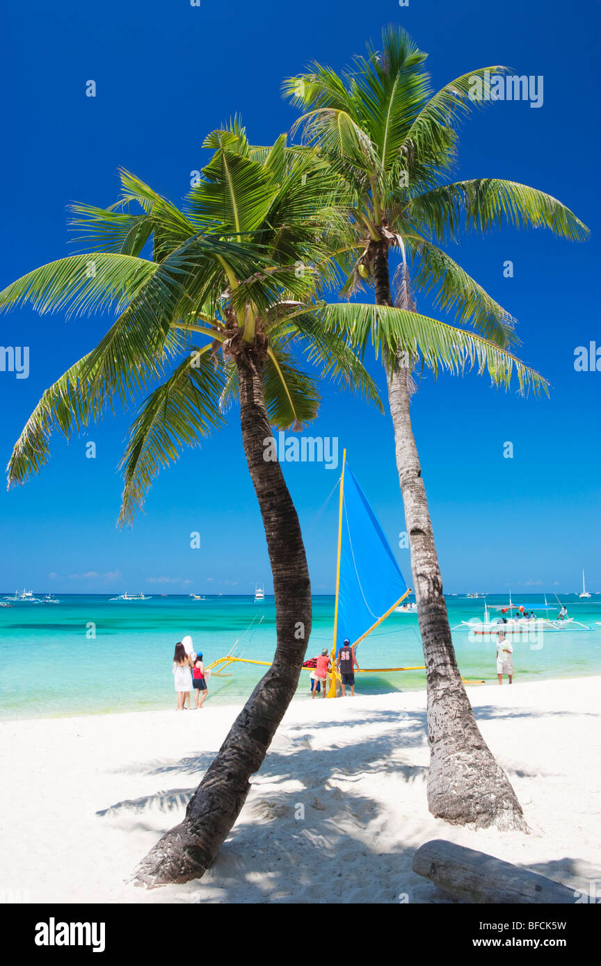 Zwei Palmen und Segelboot Boracay; Die Visayas; Philippinen. Stockfoto