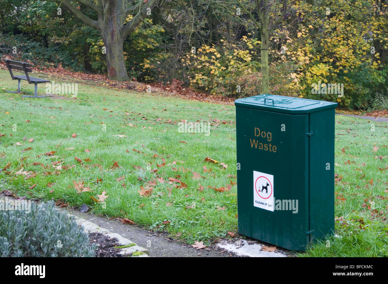 Ein Hund Abfallbehälter in einem öffentlichen Park in Bromley, Kent Stockfoto