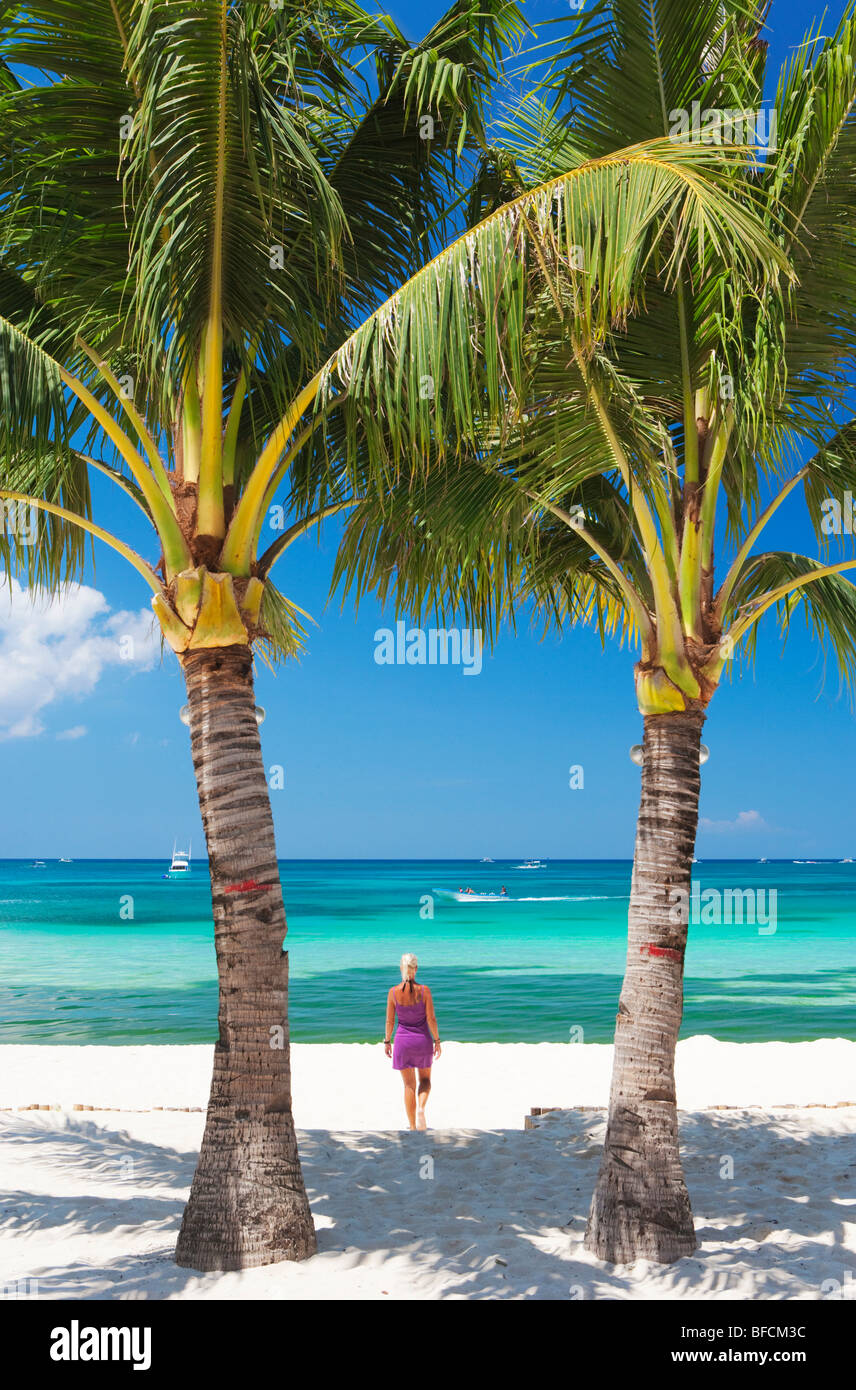 Frau zu Fuß in Richtung Meer zwischen zwei Palmen Boracay; Die Visayas; Philippinen. Stockfoto