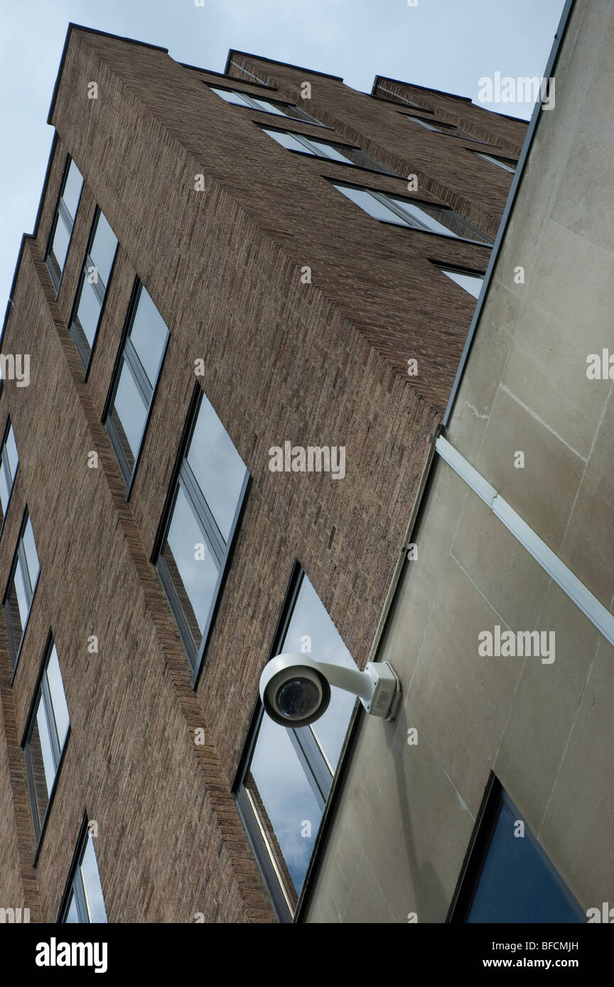 Überwachungskamera auf fünfgeschossiges Bürogebäude Stockfoto