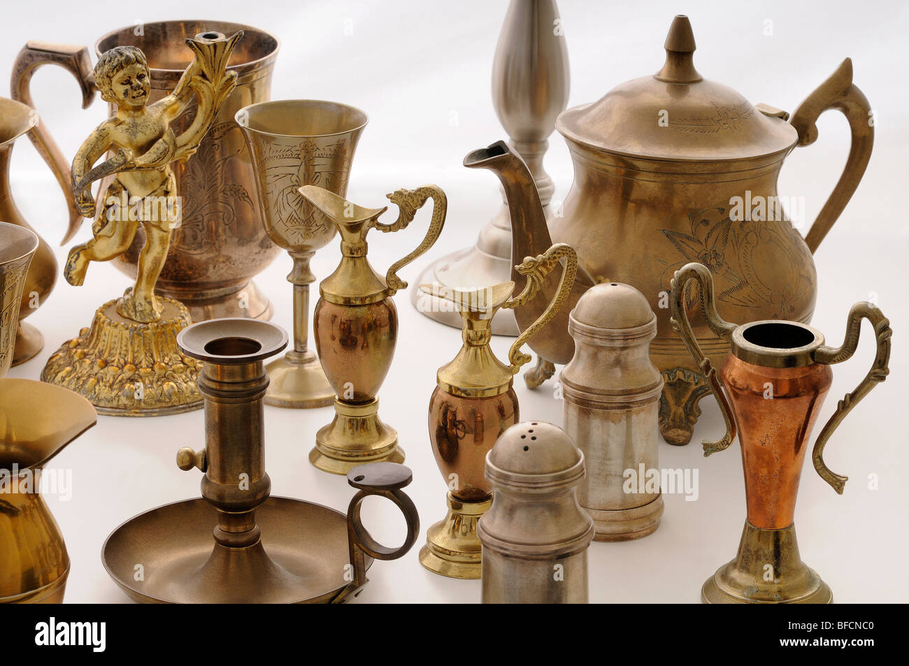 metallische Gegenstände vor allem Messing Kupfer Zinn Stockfoto