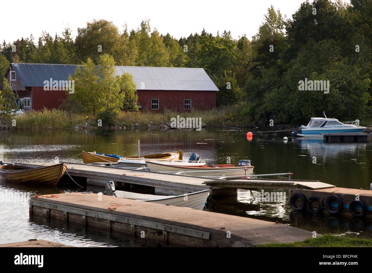 Steg und Bootshaus auf einer Bucht an der Ostseeküste bei Monsteras in Schweden Stockfoto