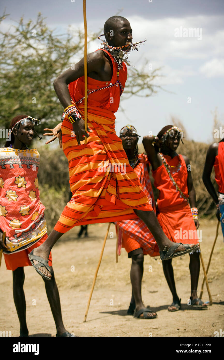 Massai-Krieger springen - Masai Mara National Reserve, Kenia Stockfoto
