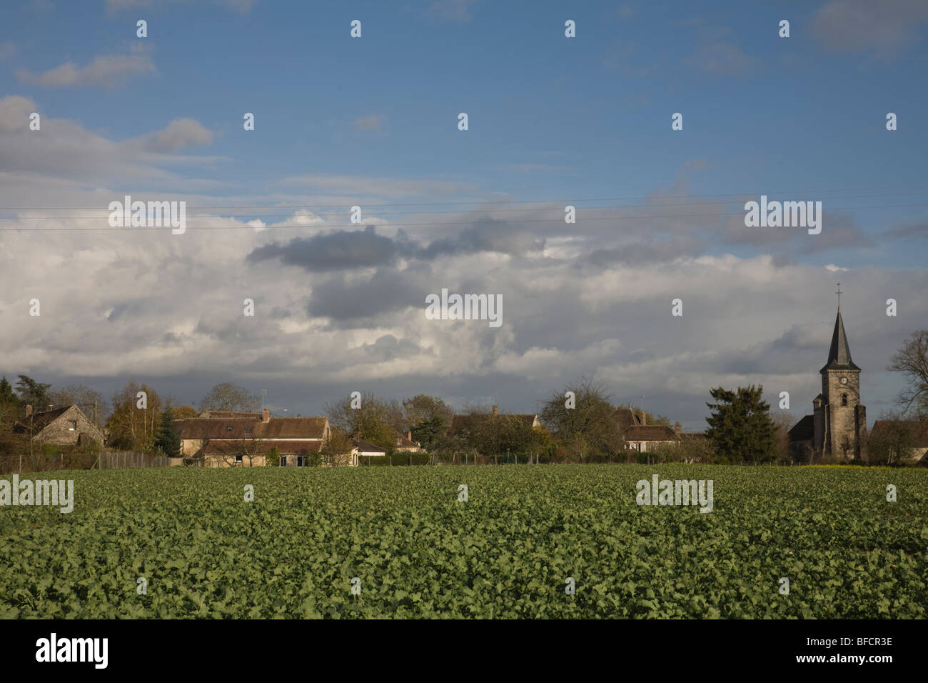 Blick auf das Dorf Villebeon Frankreich Stockfoto