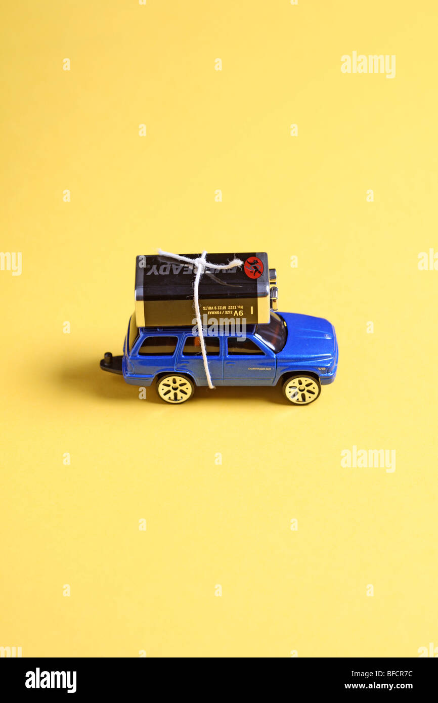 Spielzeugauto mit Batterie gebunden nach oben mit einer Schnur zu batteriebetriebenen Autos und Alternative grüne Energie Verwendung veranschaulichen. Stockfoto