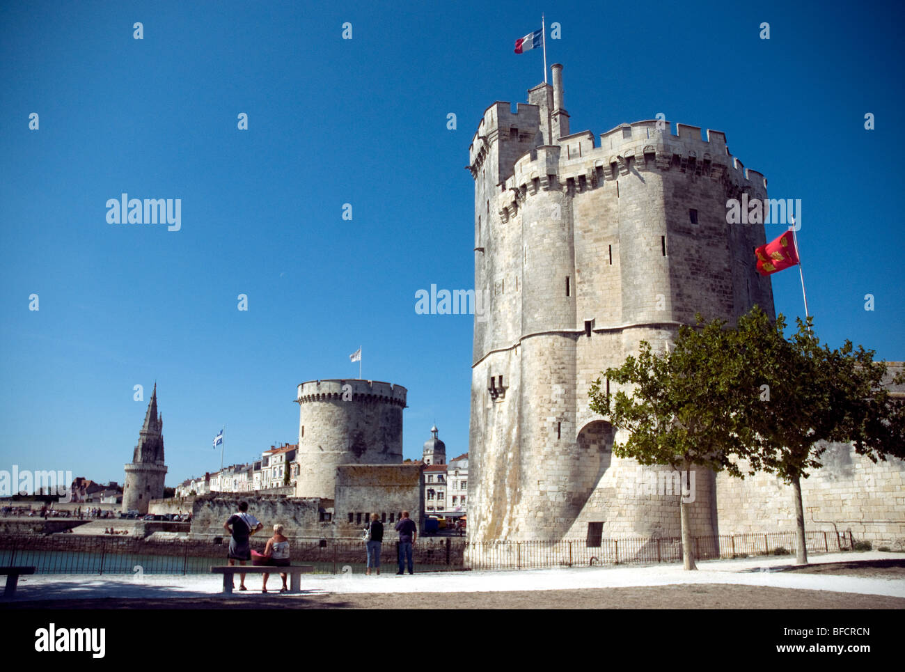 La Rochelle berühmtesten Wahrzeichen - die Türme der St.-Nicolas (rechts), La Chaîne (Mitte) und La Lanterne (ganz links) Stockfoto